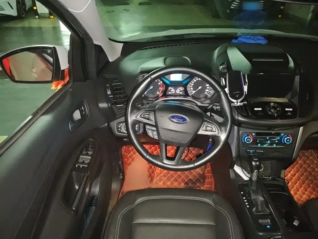 Kuga EcoBoost 180 2 WD Platinum Wing