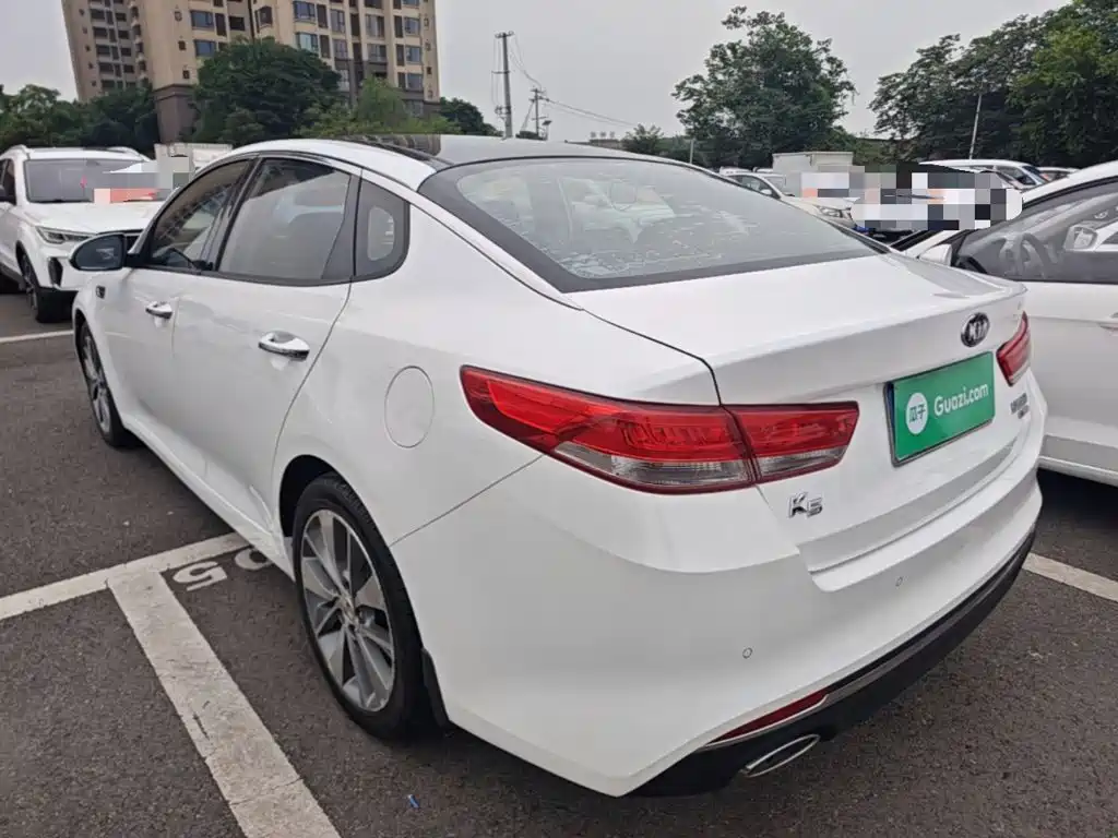 Kia K5 2.0 L Auto LUX