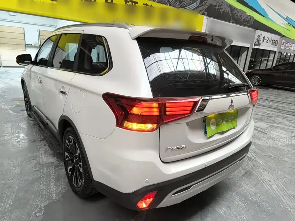 Outlander 2.4 L 4 WD Enjoyment 5-seat CN-VI
