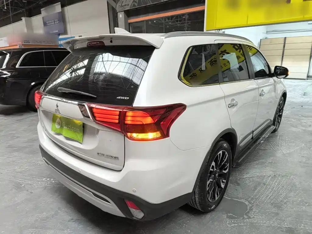 Outlander 2.4 L 4 WD Enjoyment 5-seat CN-VI
