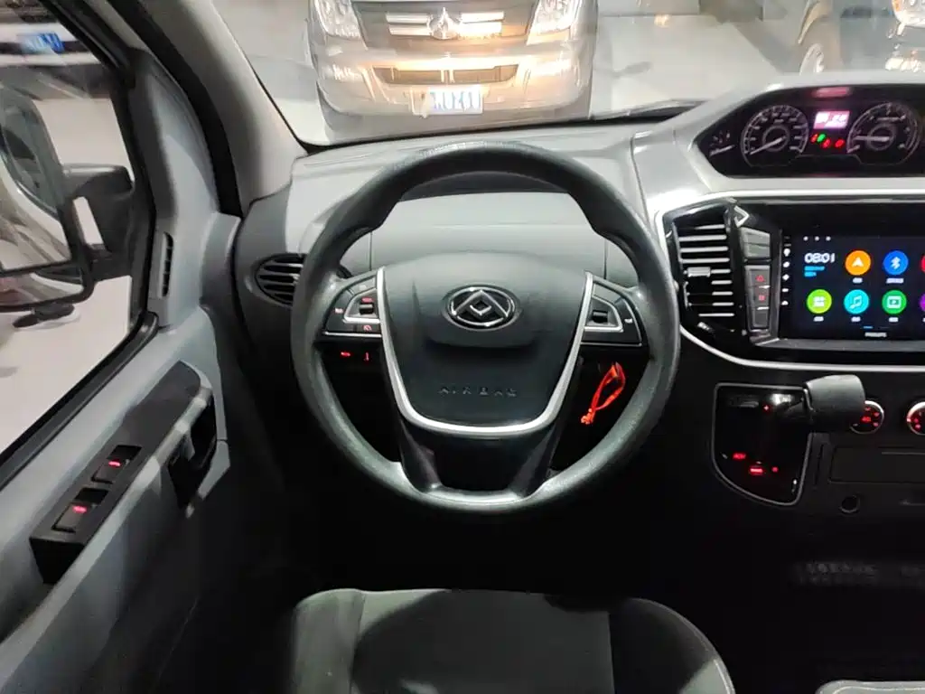 Xintu V80 新途V80 2023款 2.0 T AMT经典傲运通短轴中顶5/6座