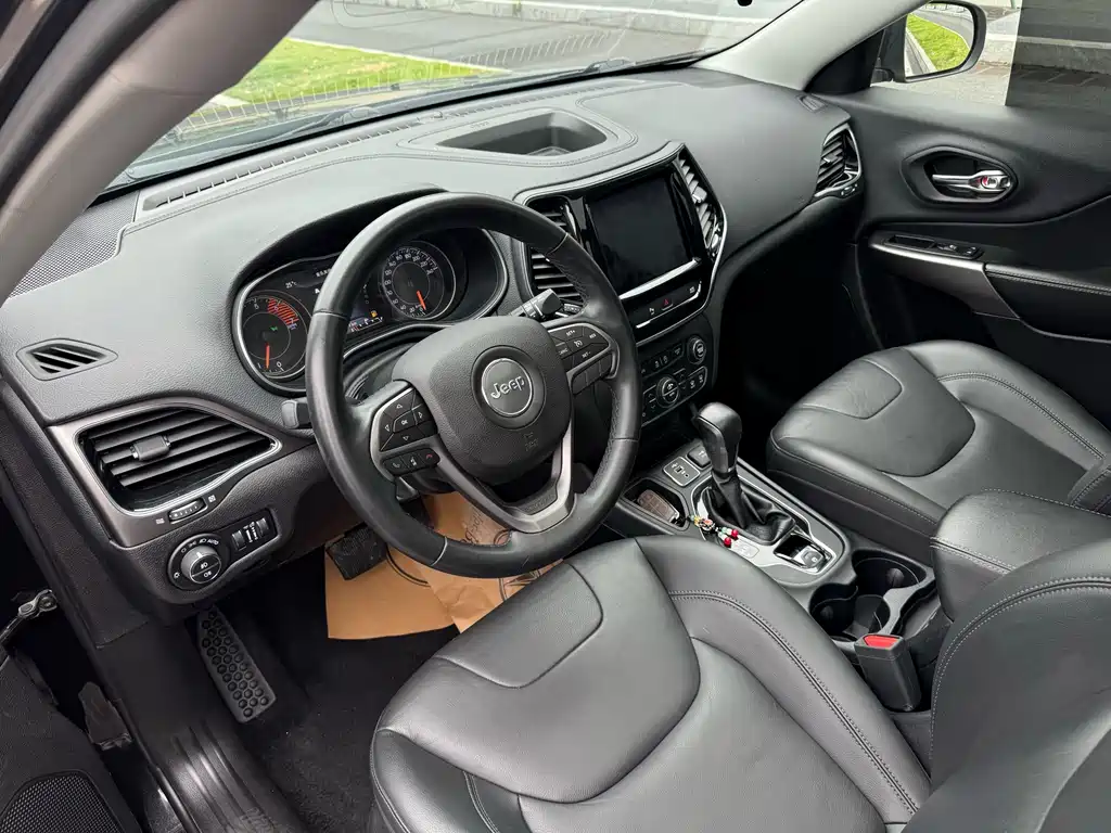 Cherokee 2.0 T 2 WD Smart Enjoyment CN-V