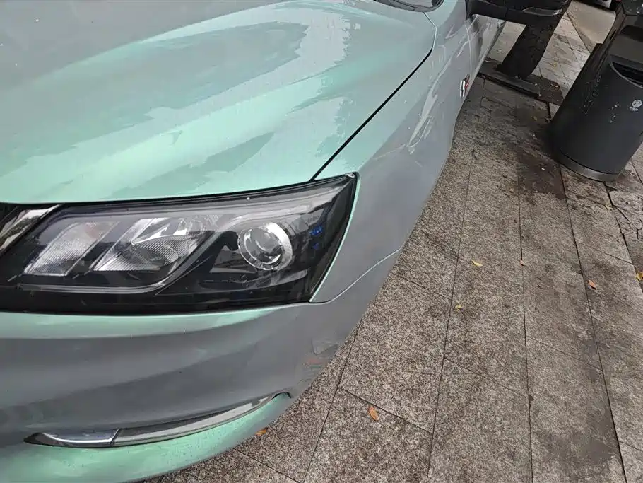 Emgrand Sedan 1.5 L CVT Luxury