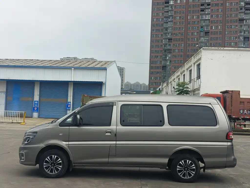 Lingzhi M5 L 1.6 L Comfort 7-seat