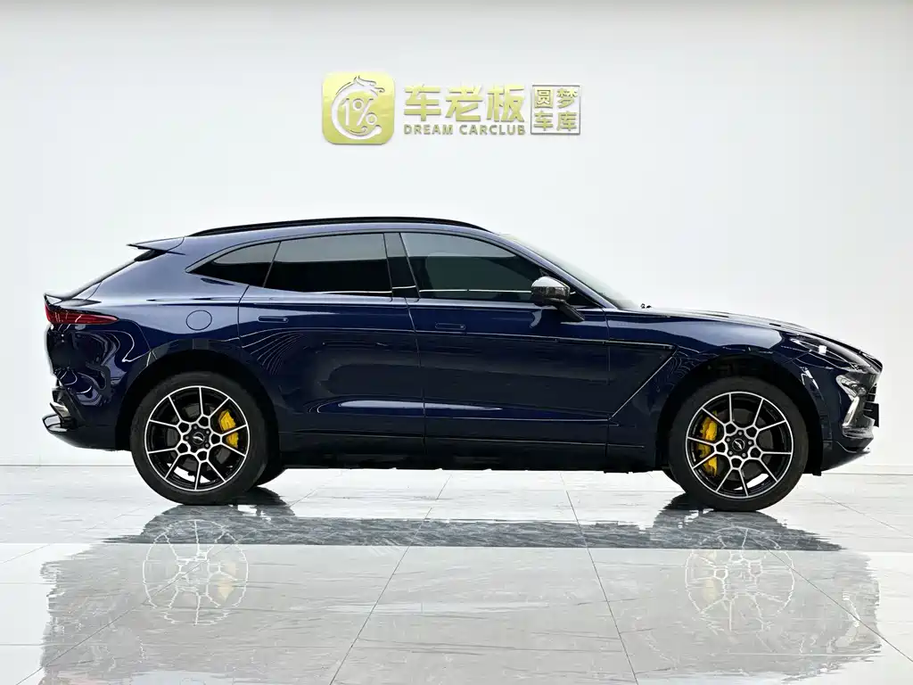 Aston Martin DBX 4.0 T V8