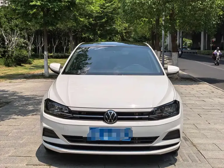 Volkswagen Polo Plus 1.5 L Auto Colorful Tech