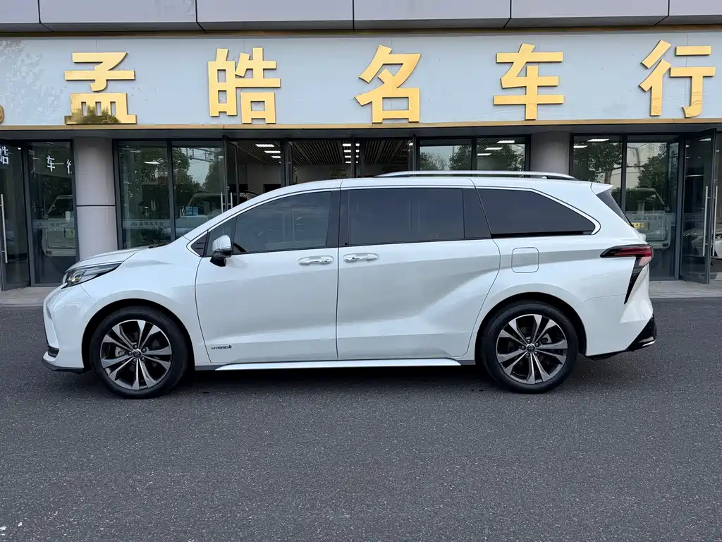 Granvia 2.5 L Hybrid Distinguished PLUS