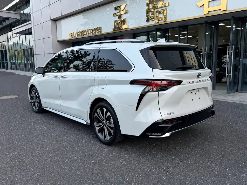 Granvia 2.5 L Hybrid Distinguished PLUS