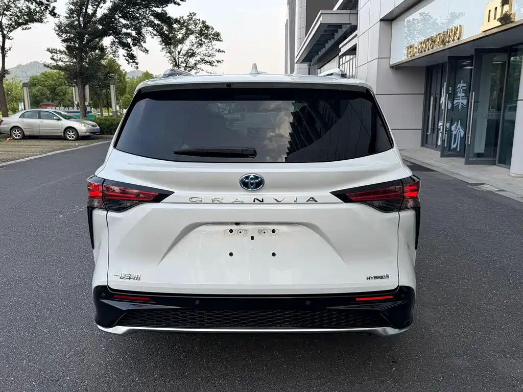 Granvia 2.5 L Hybrid Distinguished PLUS