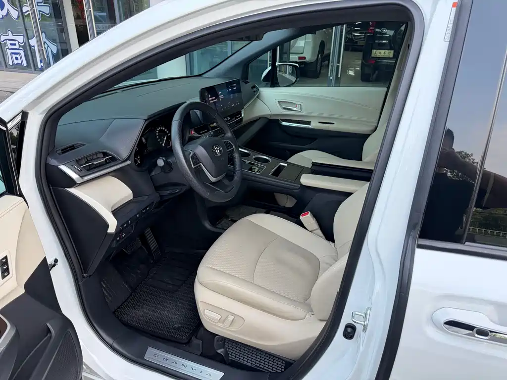Granvia 2.5 L Hybrid Distinguished PLUS