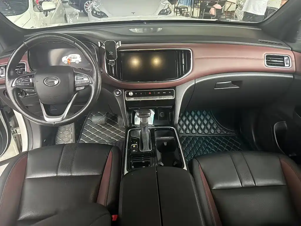 GAC Trumpchi GS8 390 T 2 WD Luxury Connected (7-seat)