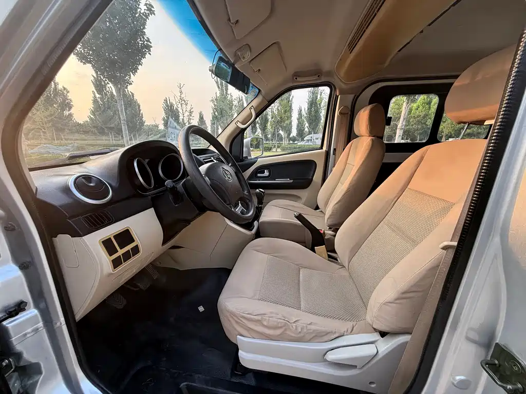 Changan Ruixing M70 长安睿行M70 2017款 1.5 L舒适型7座背掀门DAM15 DL
