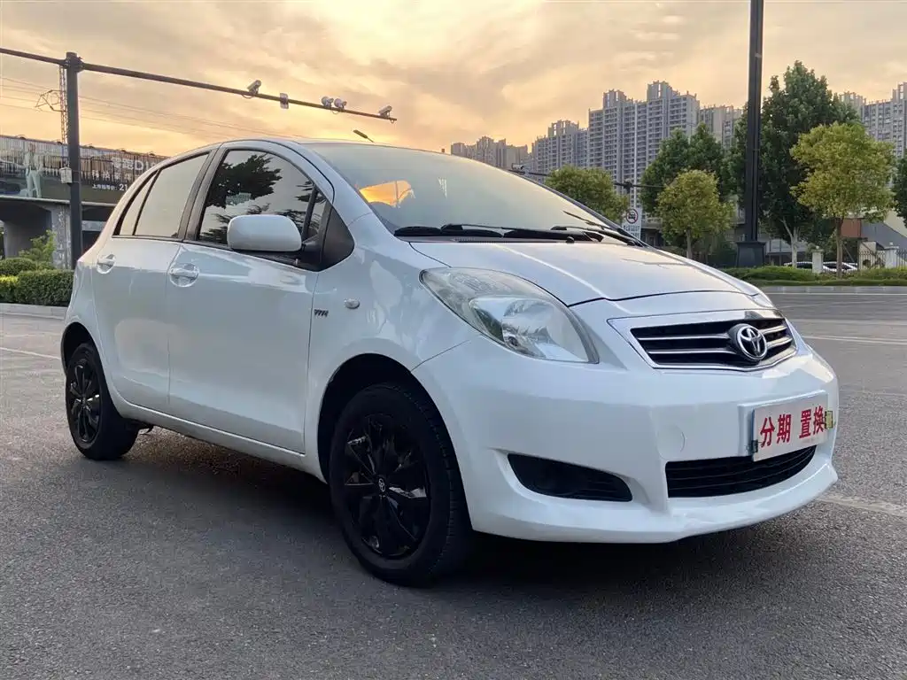 Yaris 1.6 E Auto Charm Motion
