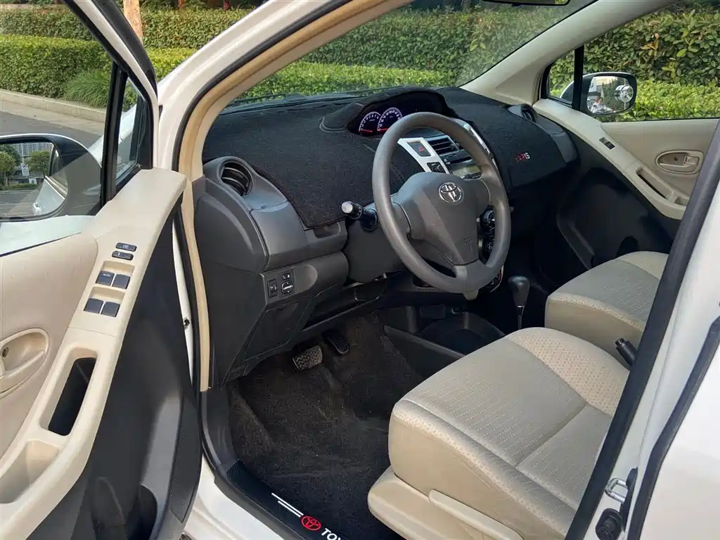 Yaris 1.6 E Auto Charm Motion