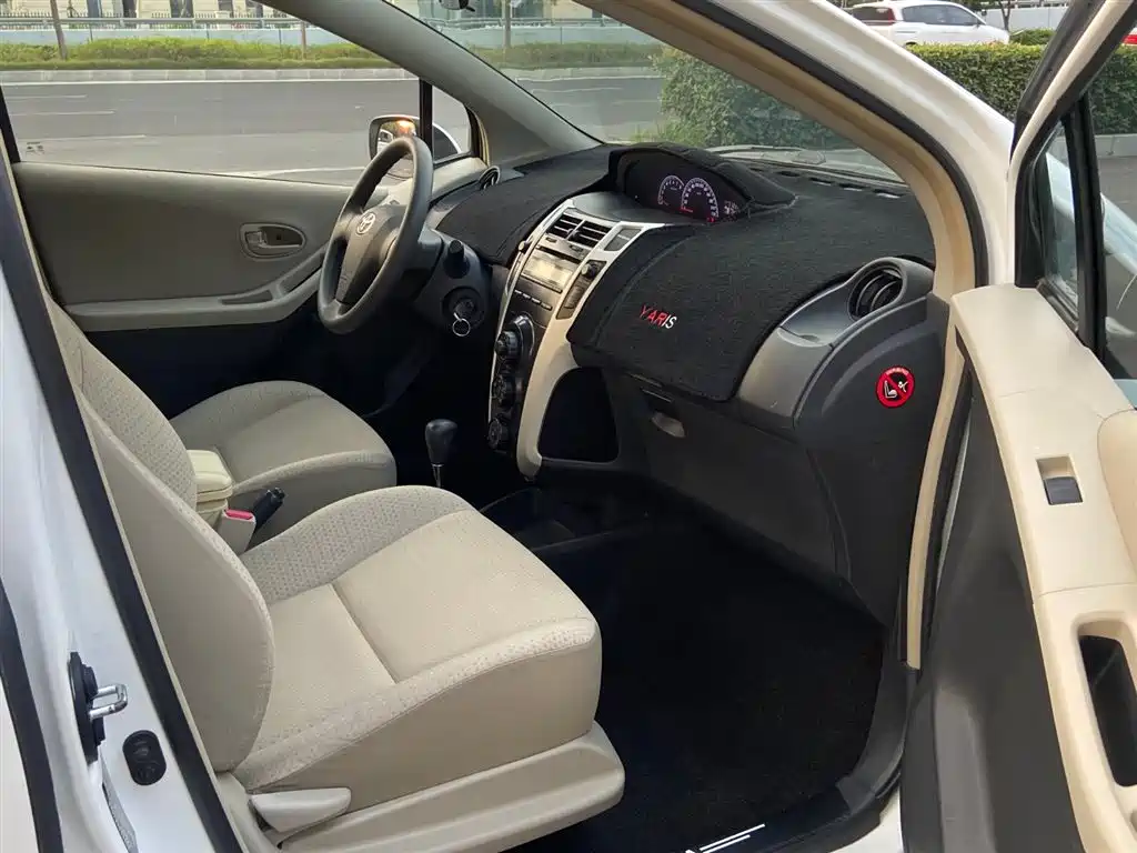 Yaris 1.6 E Auto Charm Motion