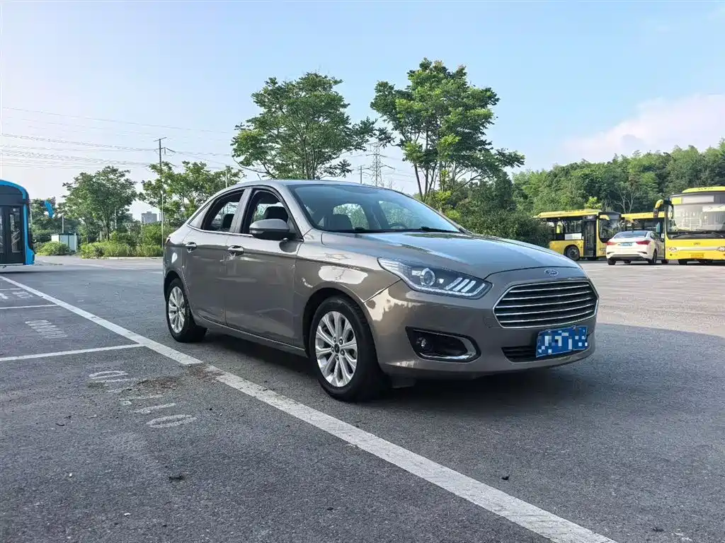 Escort 1.5 L Auto Fashion
