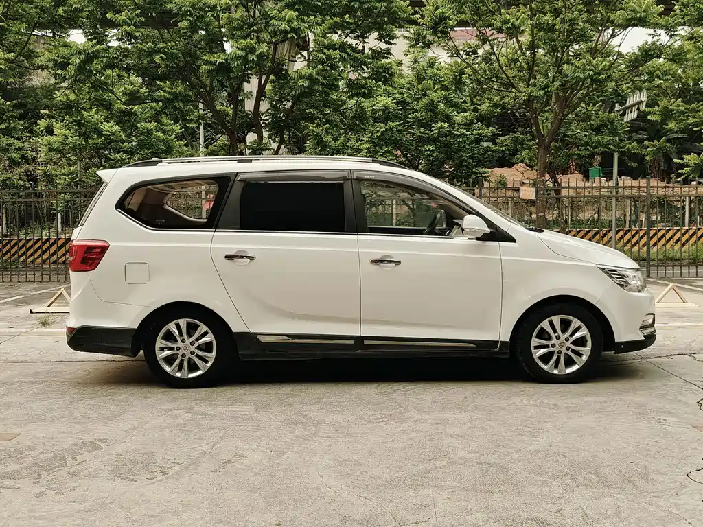 Baojun 730 1.5 L Manual Comfort 7-seat CN-V