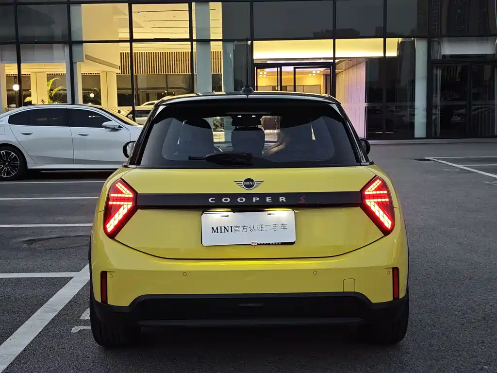 MINI 2.0 T COOPER S Artist 5-door