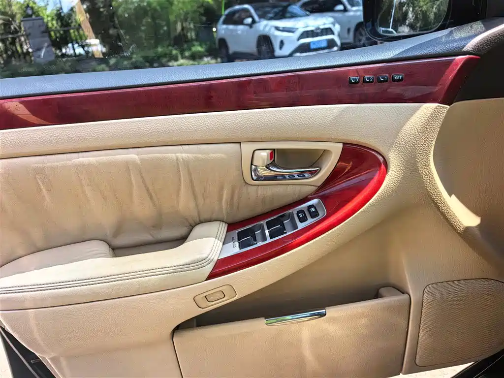 Hongqi Shengshi HQ300