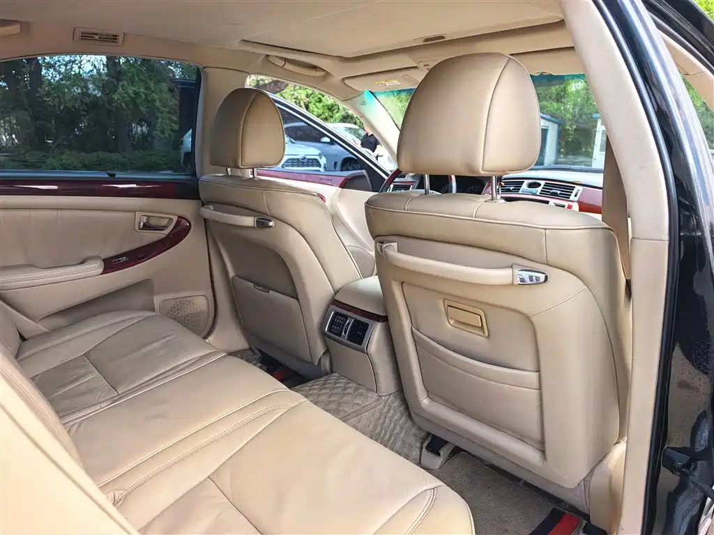 Hongqi Shengshi HQ300