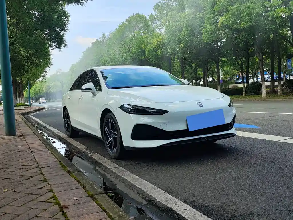 Roewe D7 DMH 125 km Transcend