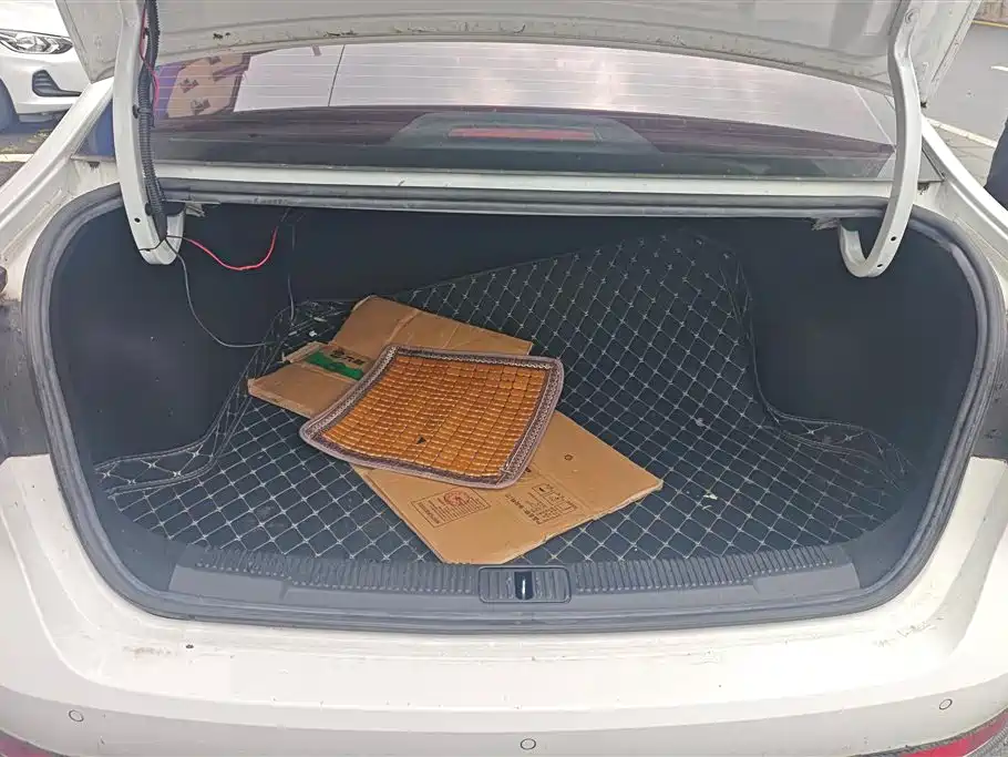 Roewe i5 1.5 L Auto 4 G Connected Leading Luxury Flagship