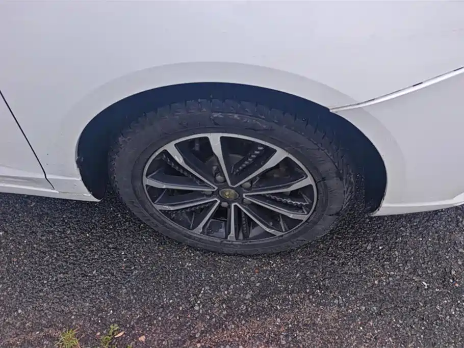 Roewe i5 1.5 L Auto 4 G Connected Leading Luxury Flagship