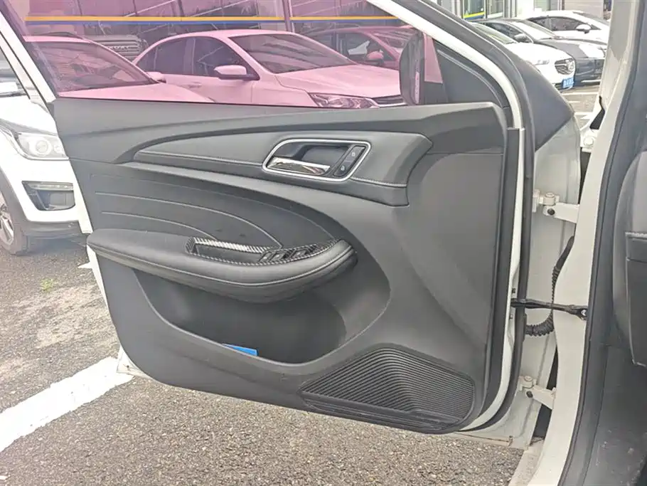 Roewe i5 1.5 L Auto 4 G Connected Leading Luxury Flagship