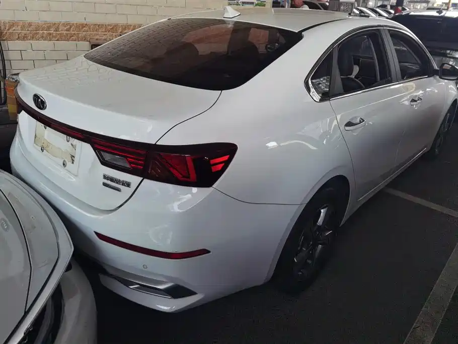 Kia K3 1.5 L CVT Smart Enjoyment Connected