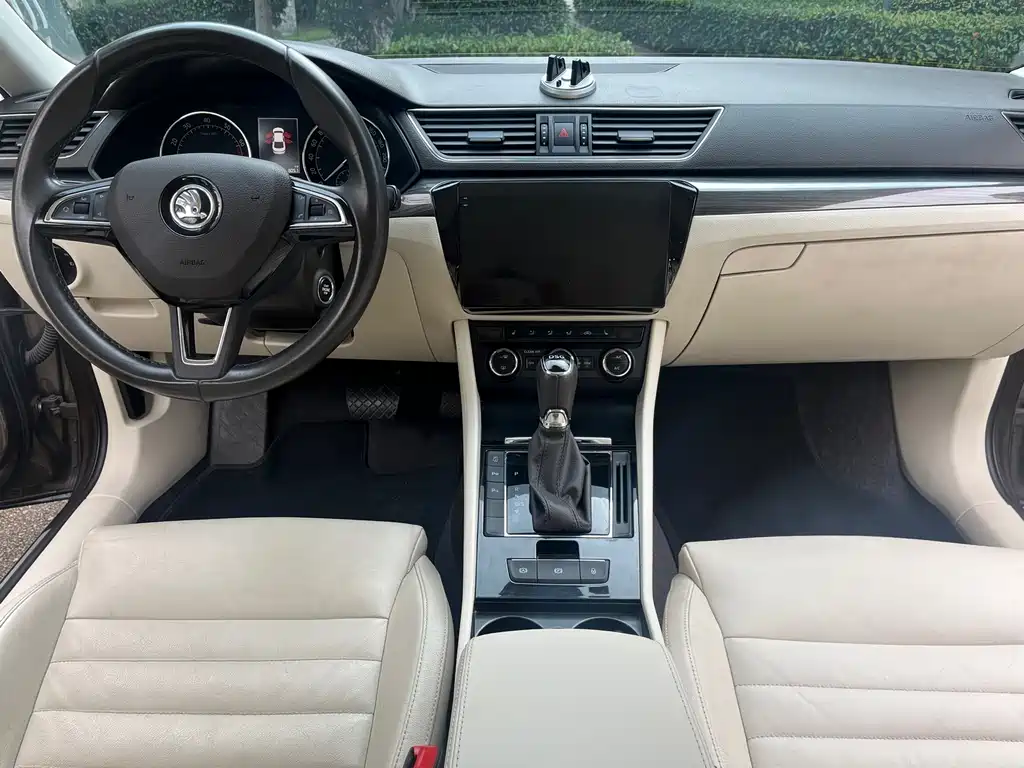 Superb TSI330 DSG Smart Travel