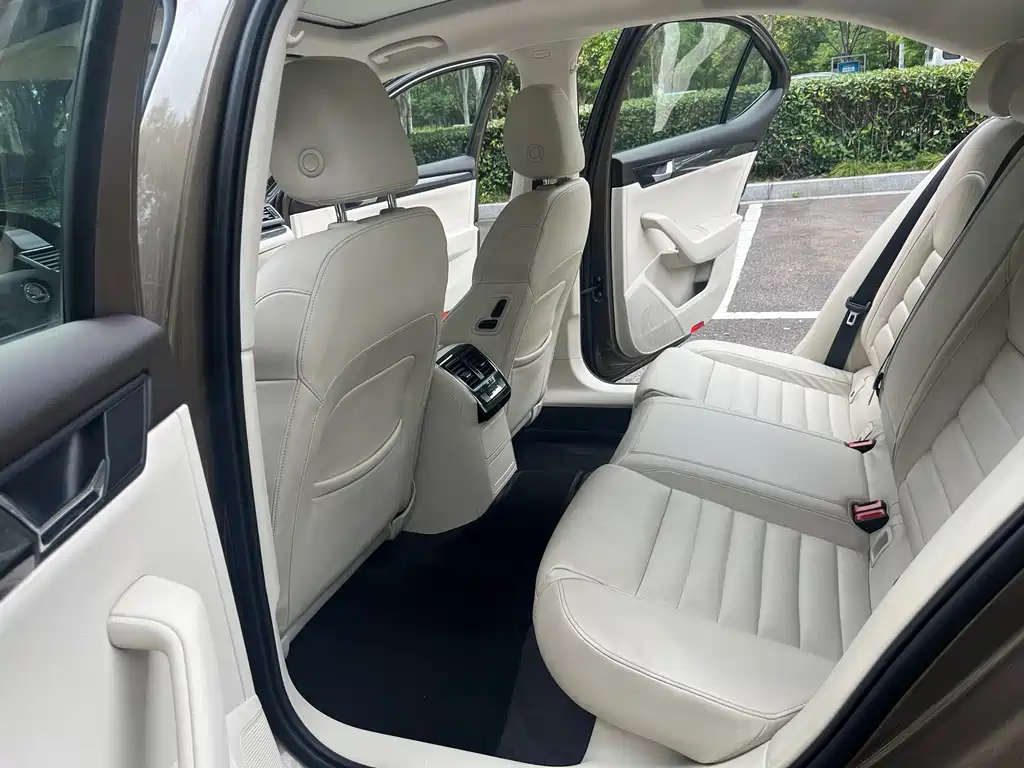 Superb TSI330 DSG Smart Travel