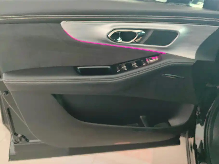 GAC Trumpchi GS8 Dual Engine Series 2.0 TM 2 WD Distinguished (7-seat)