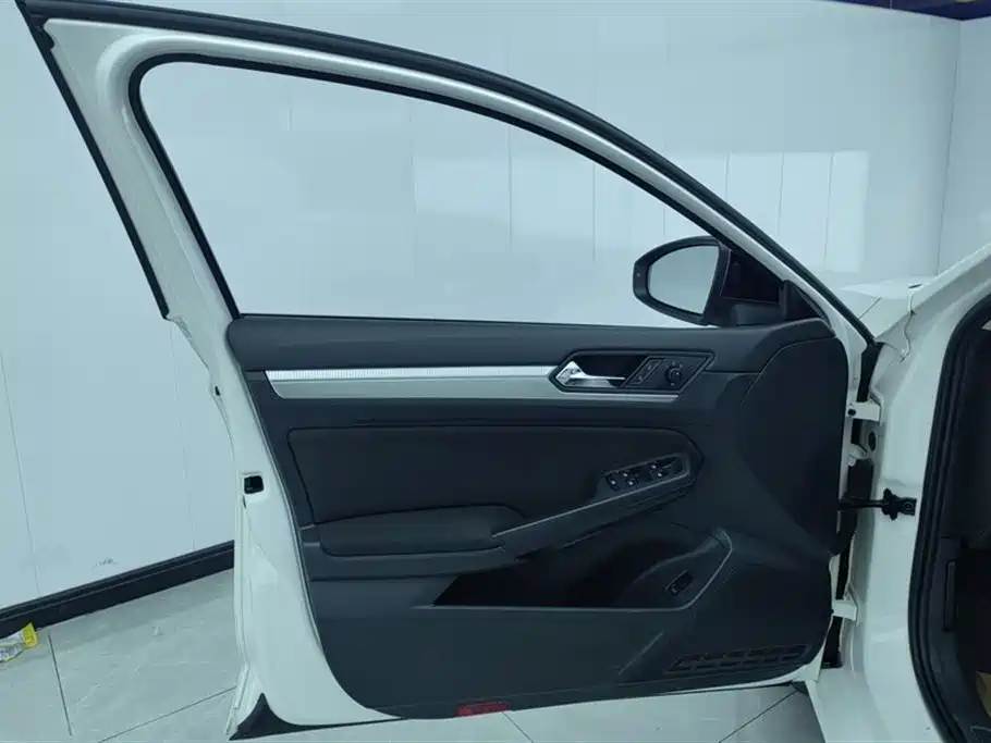 Lamando 230 TSI DSG Style