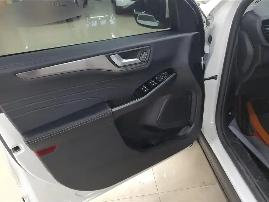 Escape EcoBoost 245 2 WD Shine Enjoyment