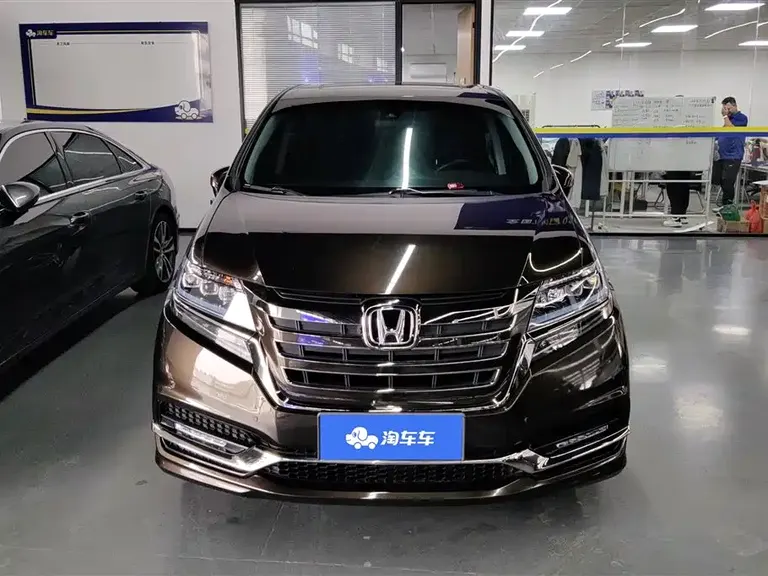 Honda Elysion 2.0 L Hybrid Luxury