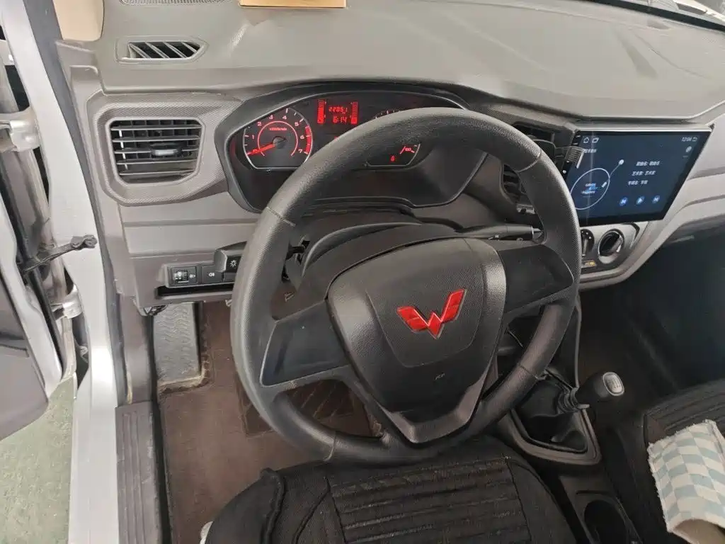 Wuling Hongguang V 五菱宏光V 2022款 1.5 L劲取版封窗车液压助力LAR