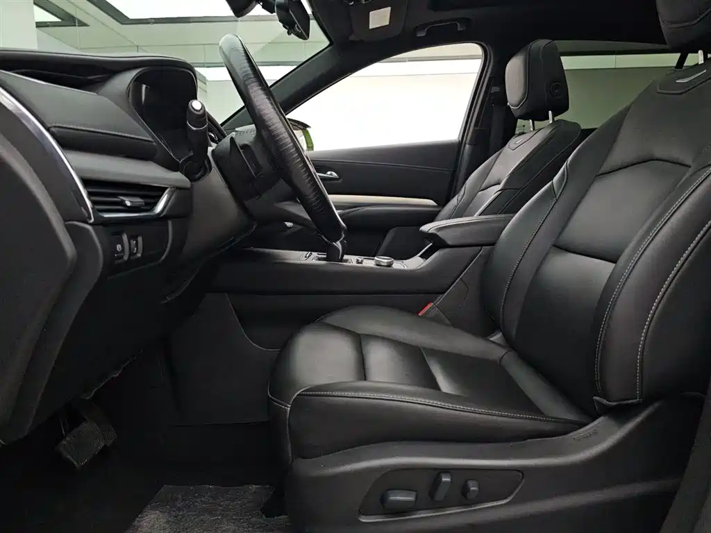 Cadillac XT4 28 T 2 WD Leading