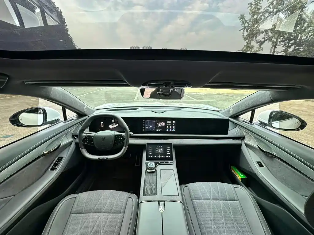Voyah Zhuiguang PHEV 4 WD Ultra Long Range Flagship