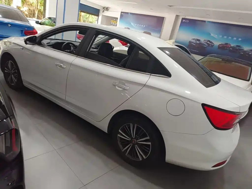 Roewe i5 1.5 L Auto 4 G Connected Bright Grand