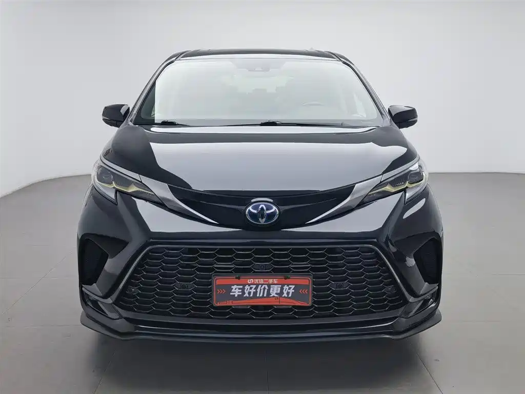 Granvia 2.5 L Hybrid Distinguished