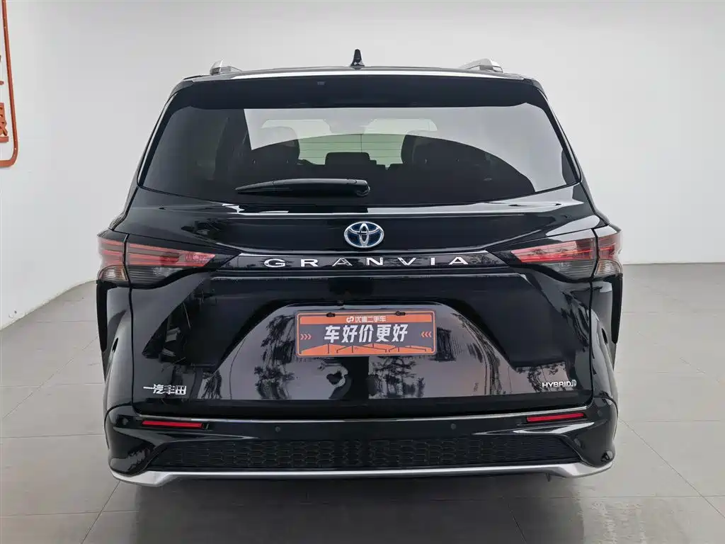 Granvia 2.5 L Hybrid Distinguished