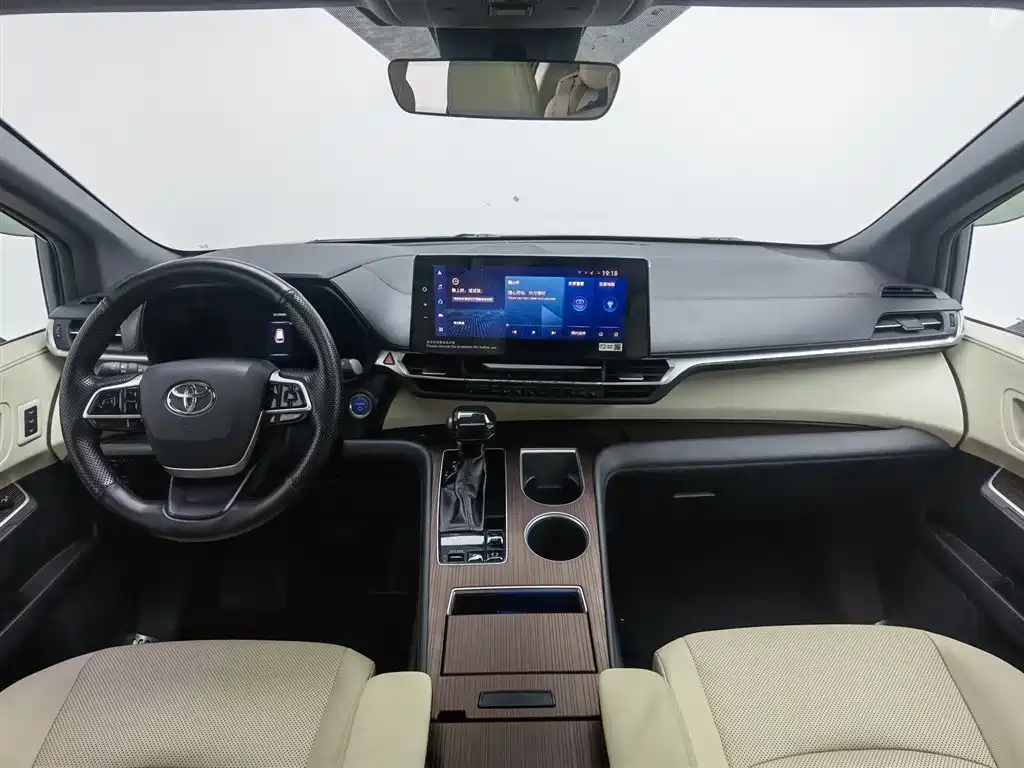 Granvia 2.5 L Hybrid Distinguished