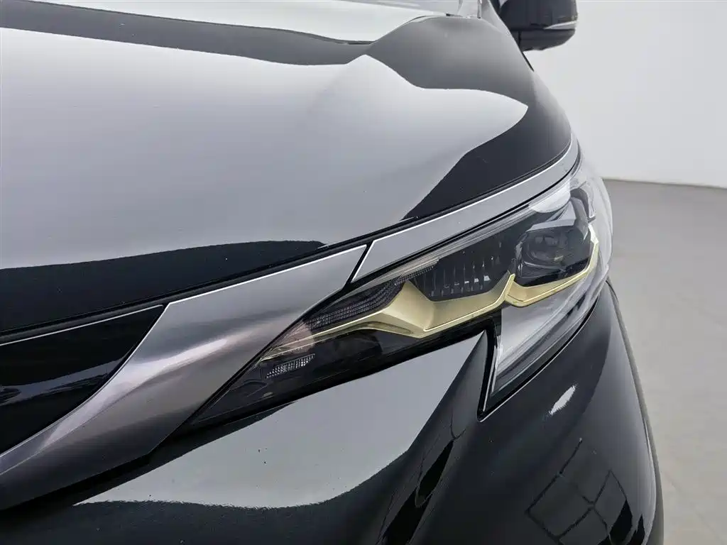 Granvia 2.5 L Hybrid Distinguished