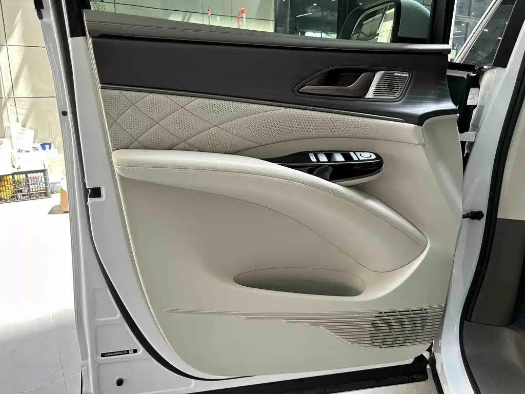 Denza D9 DM-i 970 4 WD Flagship