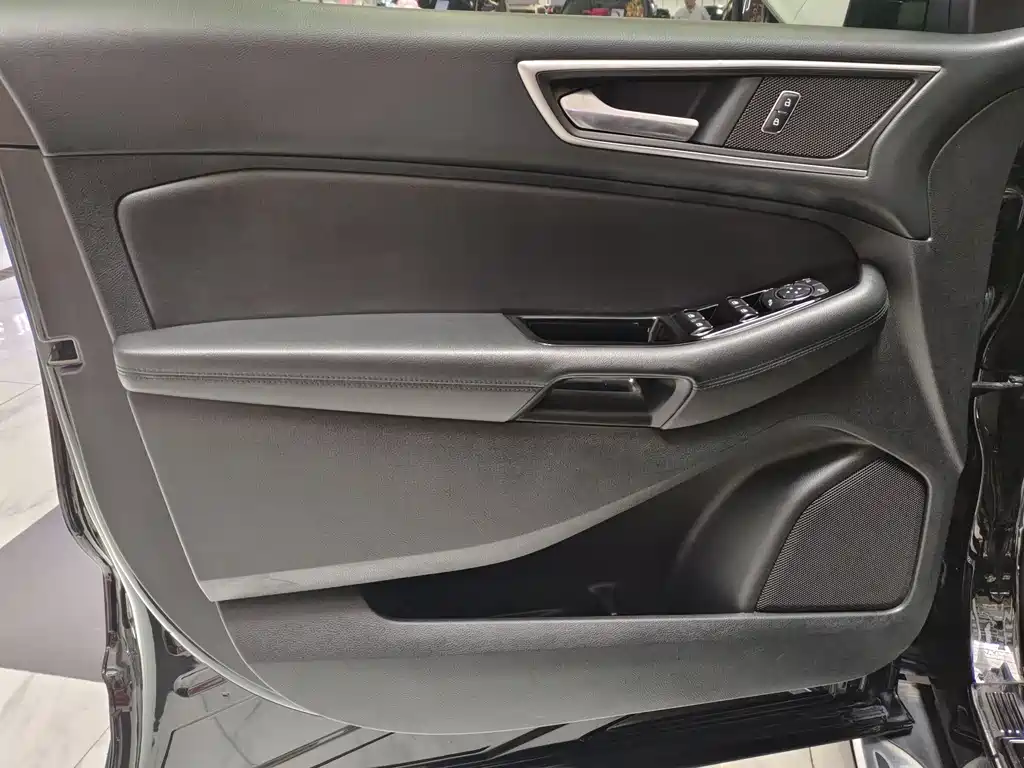 Edge EcoBoost 245 2 WD Platinum Sharp 7-seat CN-V