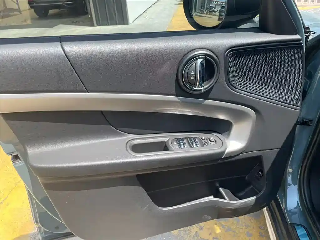MINI COUNTRYMAN MINI COUNTRYMAN 2023款 1.5 T COOPER ALL4 鉴赏家