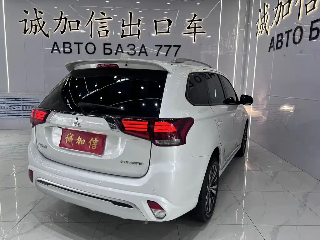 Outlander 2.0 L 2 WD Smooth Travel 5-seat