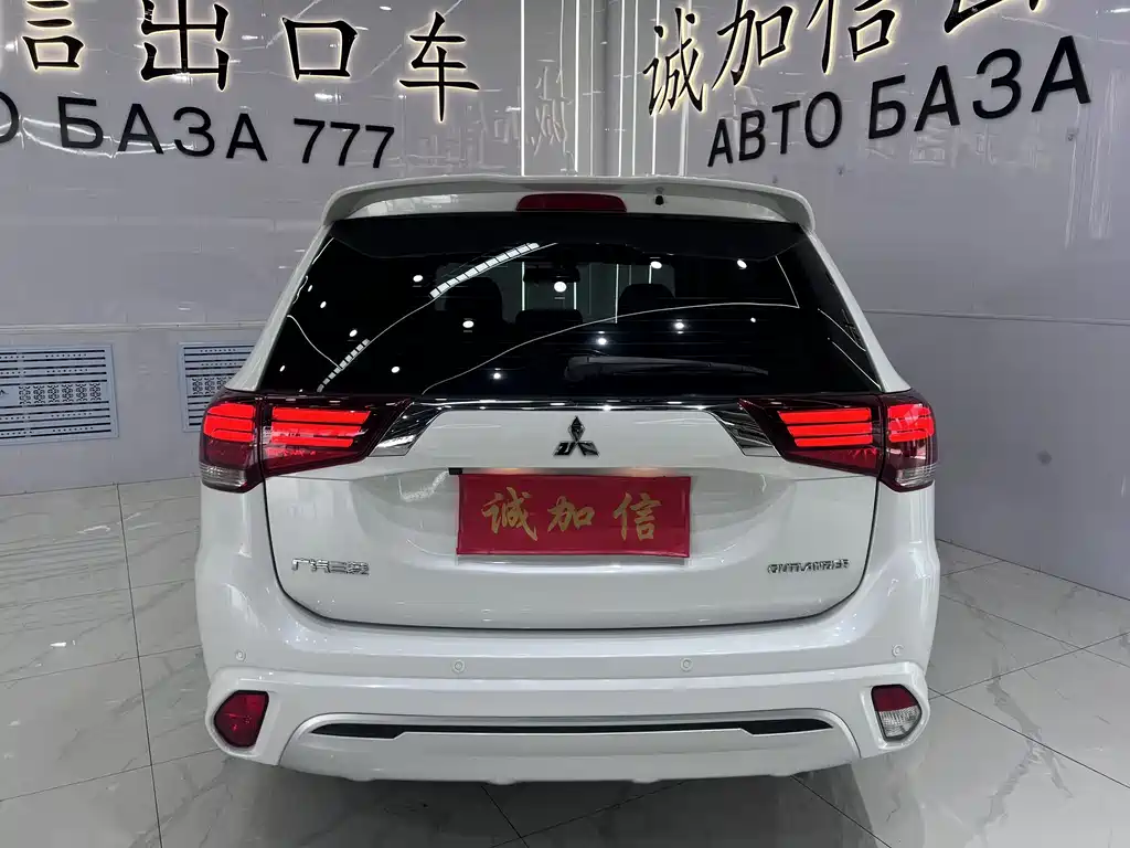 Outlander 2.0 L 2 WD Smooth Travel 5-seat