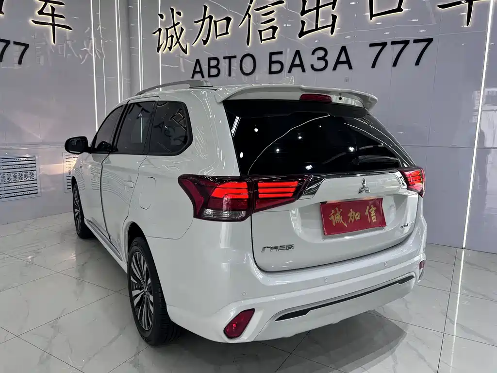 Outlander 2.0 L 2 WD Smooth Travel 5-seat