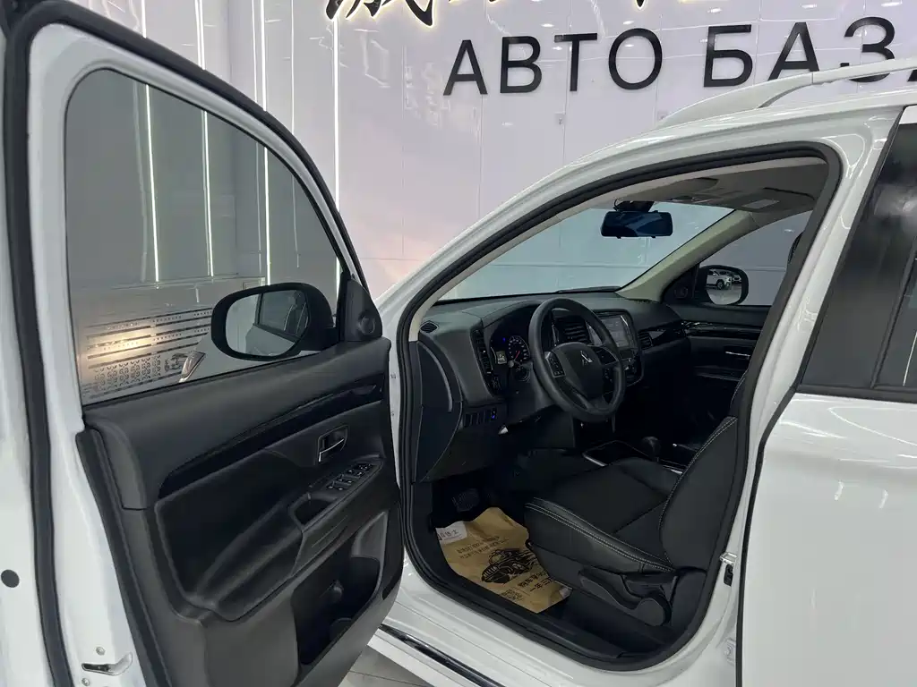 Outlander 2.0 L 2 WD Smooth Travel 5-seat